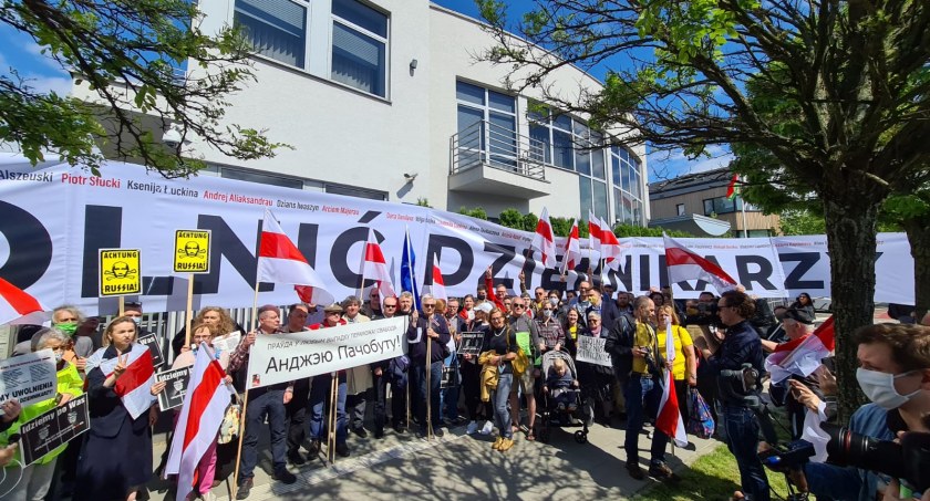 Na zdjęciu dziennikarze protestujący przed ambasadą Białorusi w maju 2021, fot. Tygodnik Podhalański