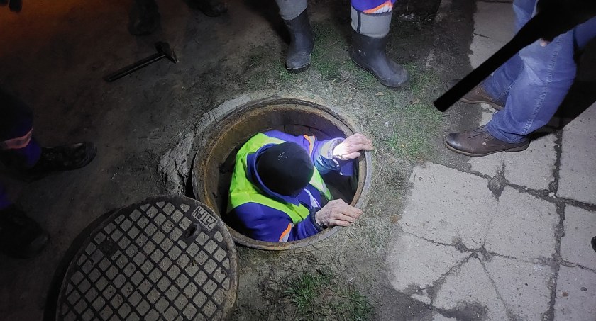 Na zdjęciu pracownicy PGK usuwają awarię, fot. PGK Radomsko