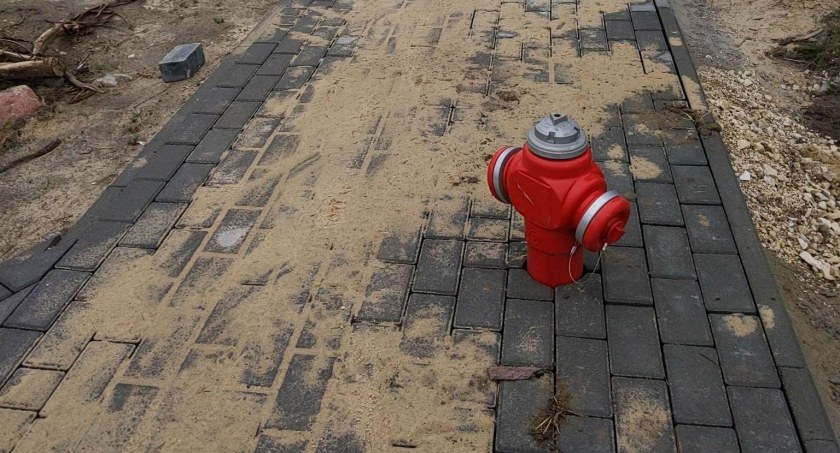 Na zdjęciu hydrant w chodniku na ulicy Szarych Szeregów, fot. Czytelnik