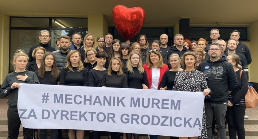 Na zdjęciu nauczyciele Mechanik z dyrektor Ewą Grodzicką