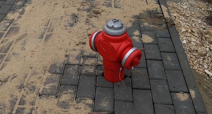 Na zdjęciu hydrant w chodniku na Szarych Szeregów 