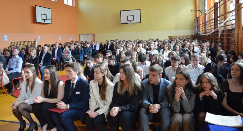 Na zdjęciu zakończenie roku szkolnego dla klas najstarszych, I LO w Radomsku