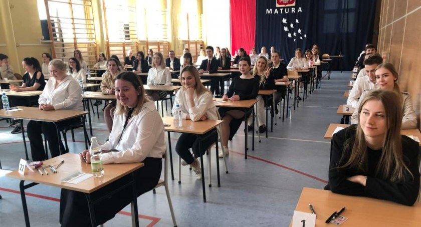 Na zdjęciu maturzyści podczas pierwszego dnia matur w II LO, fot. Facebook/II LO 