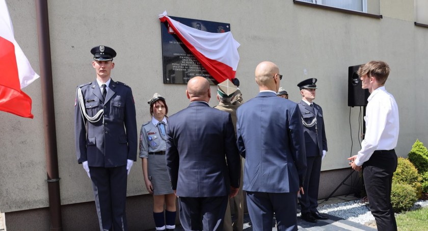 Na zdjęciu odsłonięcie tablicy w Płoszowie, fot. Facebook/UM Radomsko