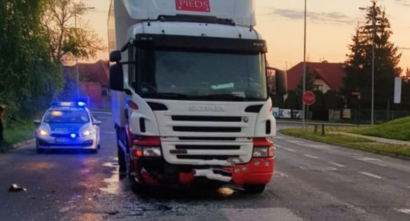 Na zdjęciu ciężarówka, która zderzyła się z tzw.elką, fot. KPP Radomsko 