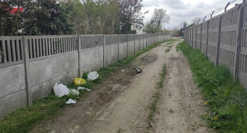 Na zdjęciu śmieci w przejściu między ulicami Krakowską i Jagiellońską, fot. Czytelnik