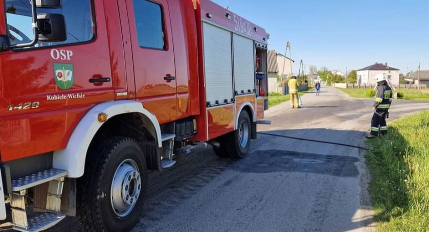 Na zdjęciu strażacy w akcji, fot. Facebook/OSP Kobiele Wielkie 