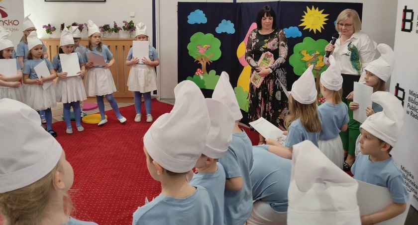 Na zdjęciu ceremonia pasowania na czytelnika, fot. Facebook/Miejska Biblioteka Publiczna