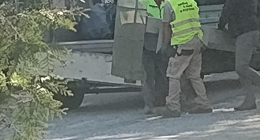Na zdjęciu demontaż info kiosków na placu 3 Maja