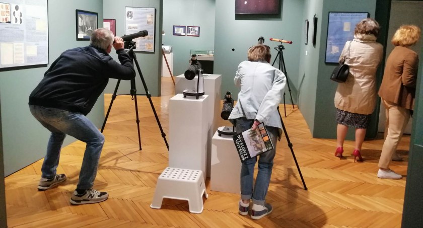 Na zdjęciu mieszkańcy zwiedzający muzeum, fot. Facebook/Muzeum Regionalne