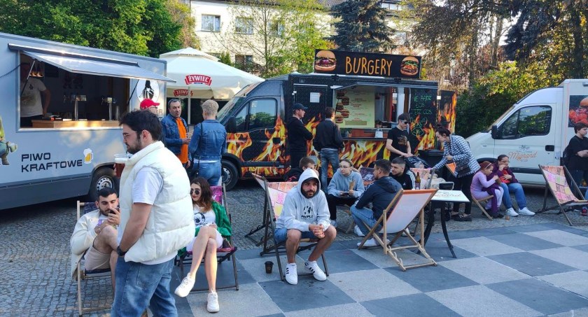 Na zdjęciu food trucki na placu 3 Maja, fot. Facebook/UM Radomsko