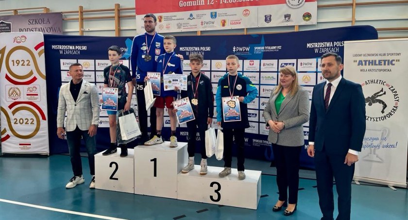 Na zdjęciu zapaśnicy na podium 