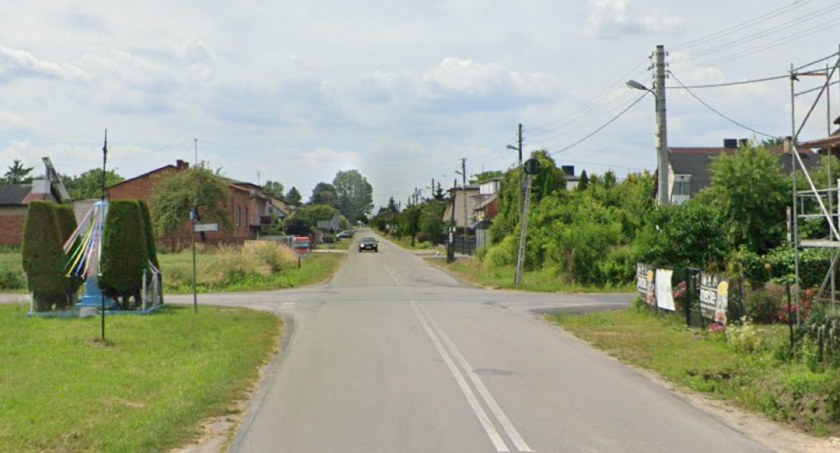 Na zdjęciu skrzyżowanie w Okrajszowie, Google Maps 