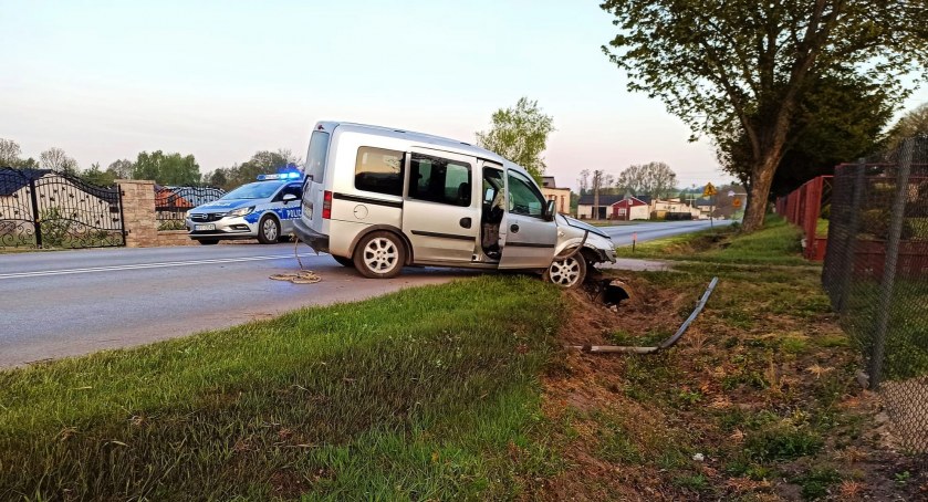 Na zdjęciu opel, który jazdę zakończył w rowie, fot. KPP Radomsko 