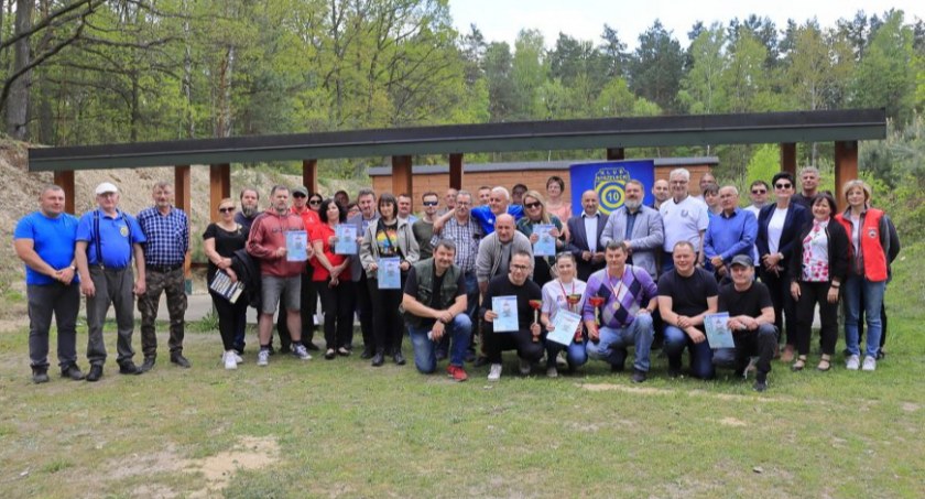 Na zdjęciu uczestnicy zawodów strzeleckich, fot. Facebook/Starostwo Powiatowe