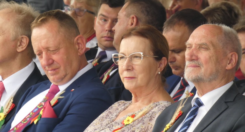 Na zdjęciu Robert Telus, obok Anna Milczanowska i Antoni Macierewicz podczas wojewódzkich dożynek w Radomsku w sierpniu 2022
