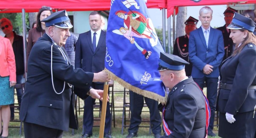 Na zdjęciu przekazanie nowego sztandaru, fot. Facebook,/UG Ładzice 