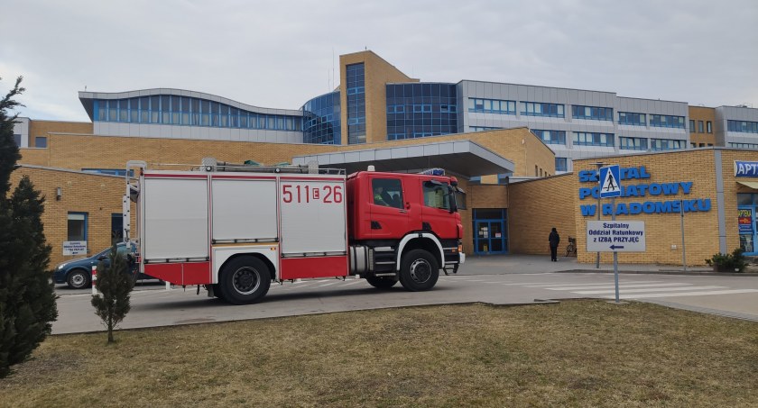 Na zdjęciu straż pożarna przed szpitalem