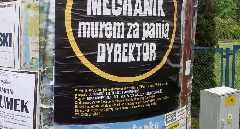 Na zdjęciu plakat, jaki pojawił się na słupie ogłoszeniowym
