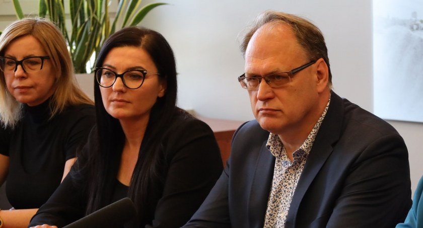 Na zdjęciu Ewa Gajzler, członek zarządu powiat, starosta Beata Pokora, prezydent Jarosław Ferenc, fot. radomsko.pl, 