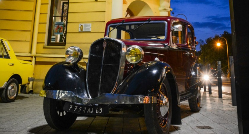 Na zdjęciu wystawa przed muzeum, fot. Stowarzyszenie Weterani Szos