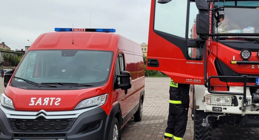 Na zdjęciu wozy strażackie