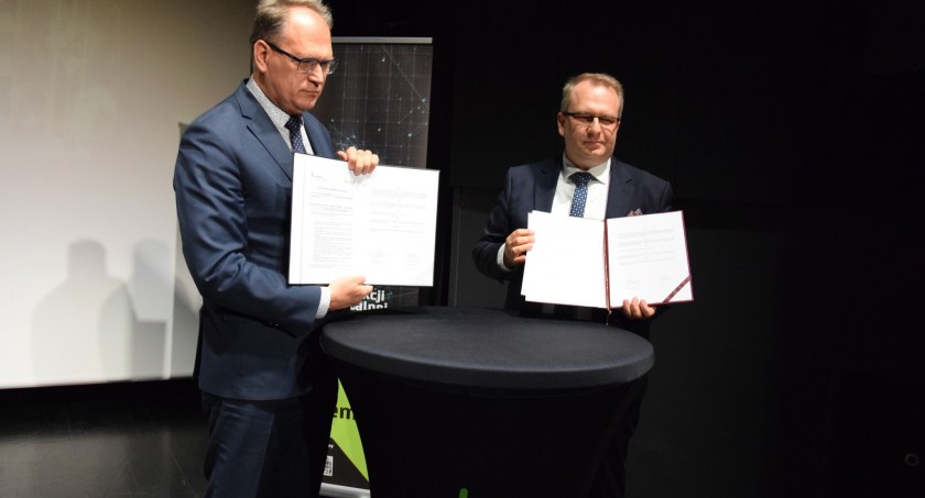 Na zdjęciu moment podpisania listu intencyjnego o współpracy partnerskiej, fot. Facebook/Radomsko Miasto Otwarte