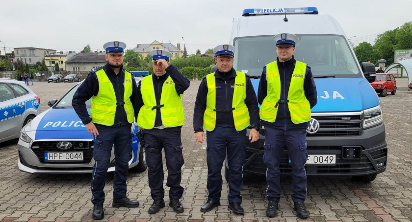 Na zdjęciu policjanci