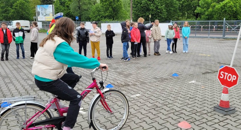 Na zdjęciu rowerzystka