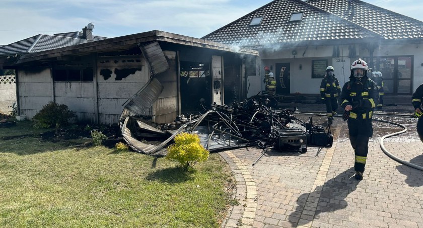 Na zdjęciu garaż, w którym zauważono ogień, fot. KP PSP Radomsko 