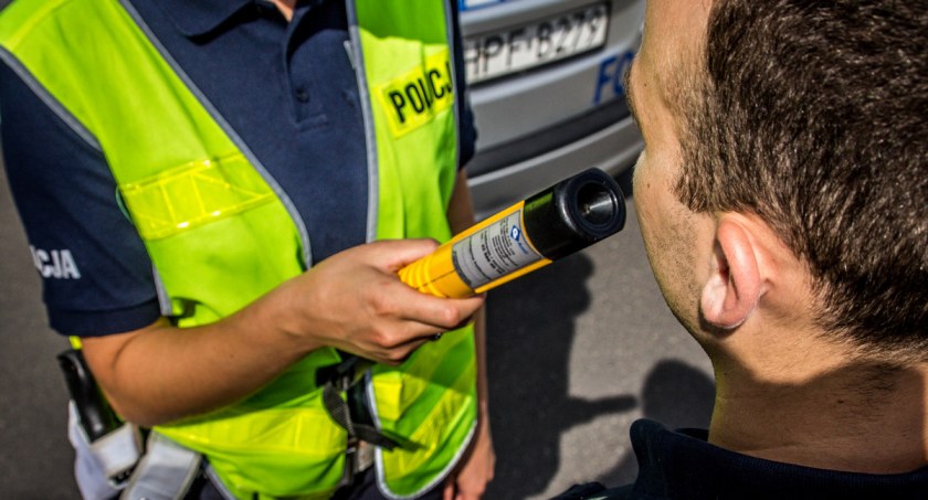 Na zdjęciu badanie stanu trzeźwości, fot. KPP Radomsko