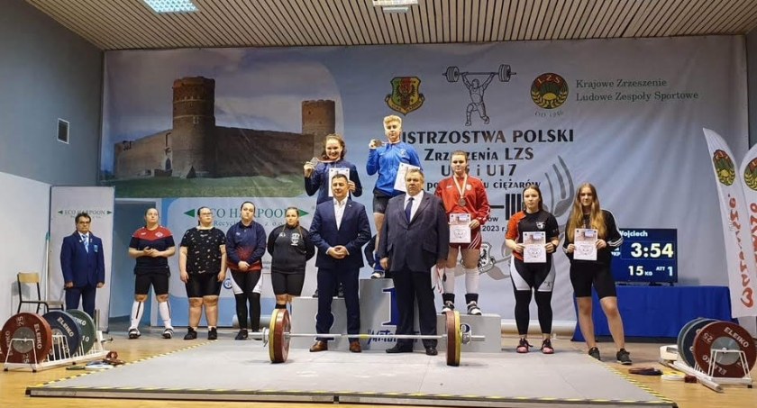 Na zdjęciu Katarzyna Kozera na najwyższym stopniu podium