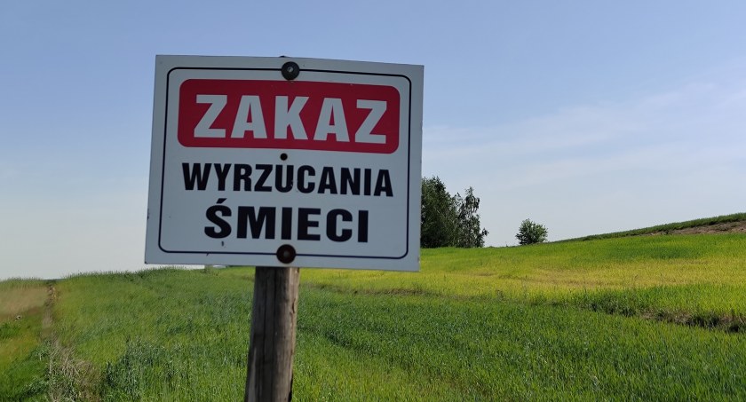 Na zdjęciu: przed Hutą Drewnianą wciąż stoi tabliczka