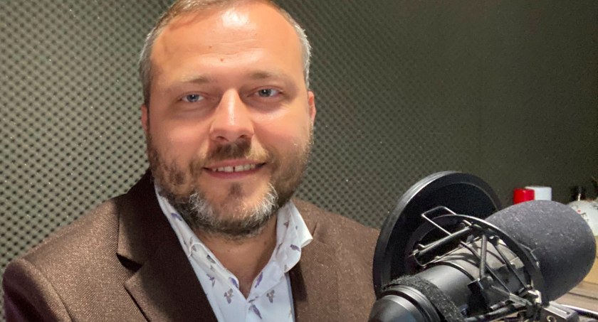 Na zdjęciu Michał Koski w studiu Gazety Radomszczańskiej