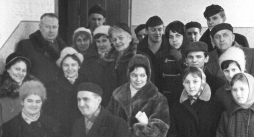 Na zdjęciu Maria Ławreńczuk (w środku w górnym rzędzie) w gronie nauczycieli. Rok 1962