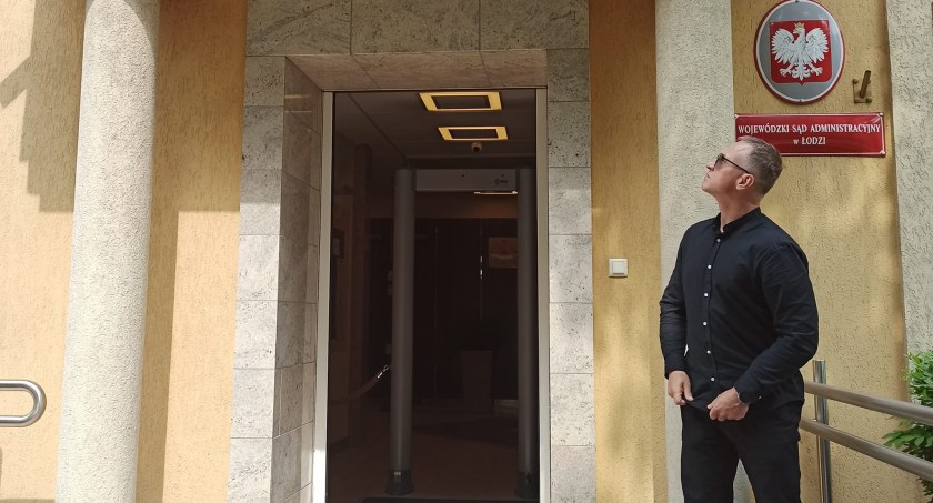 Na zdjęciu Rafał Dębski przed wejście do WSA w Łodzi, fot. Facebook