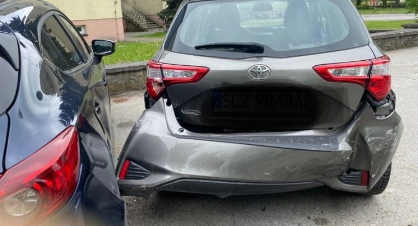 Na zdjęciu rozbite samochody pod ośrodkiem zdrowia w Kobielach Wielkich, fot. Facebook/Beata Milewska-Fałda