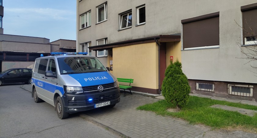 Na zdjęciu radiowóz przed blokiem 