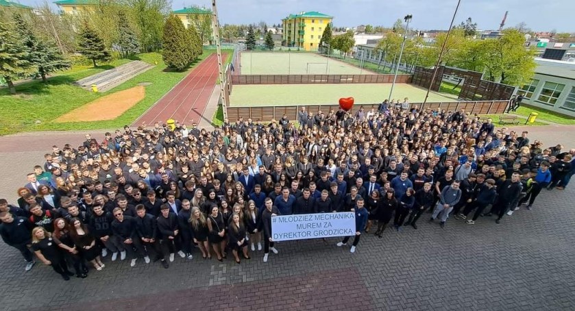 Na zdjęciu protestujący uczniowie Mechanika