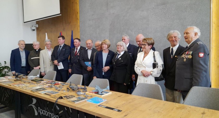 Na zdjęciu uczestnicy promocji tomiku w urzędzie miasta
