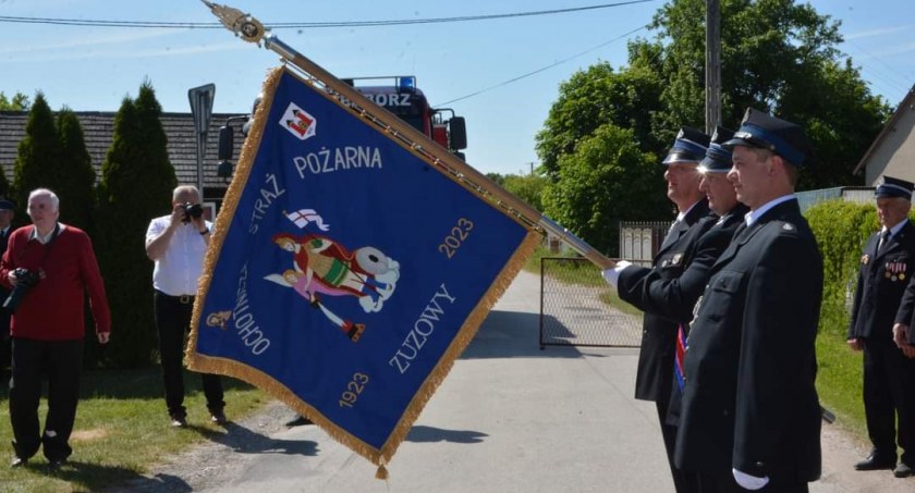 Na zdjęciu uroczystość w miejscowości Zuzowy, fot. Facebook/ Starostwo Powiatowe 