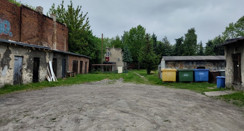 Na zdjęciu jedno z podwórek kamienic przy placu 3 Maja