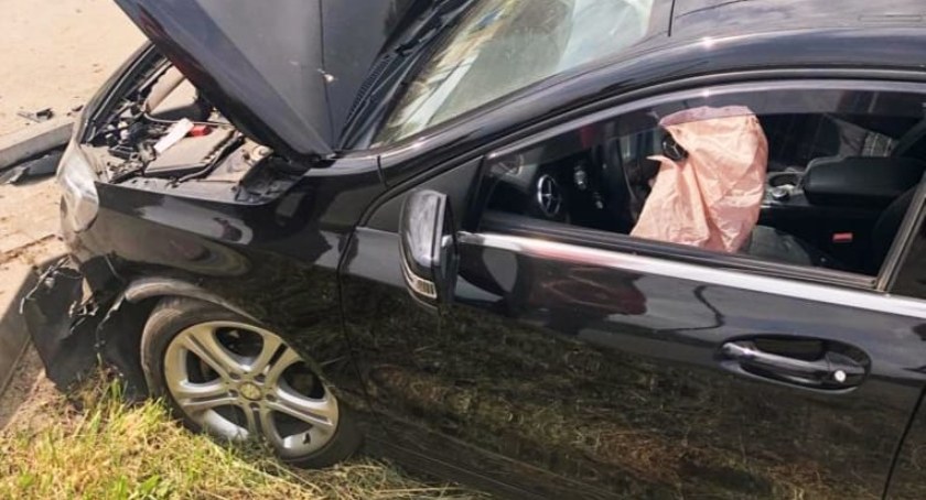 Na zdjęciu rozbity mercedes, fot. KPP Radomsko