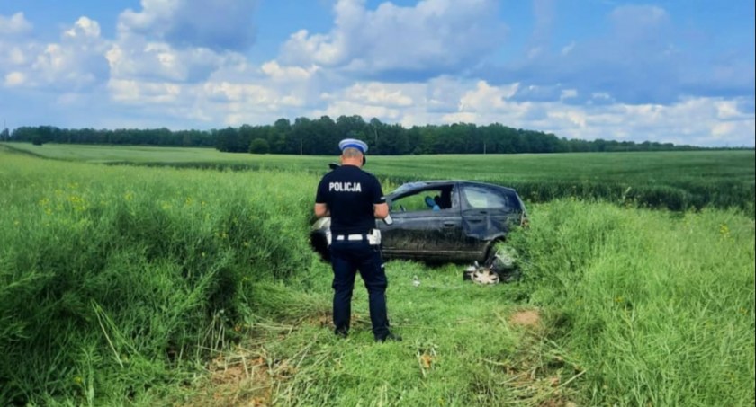 Na zdjęciu toyota, która wypadła z drogi, fot. KPP Radomsko