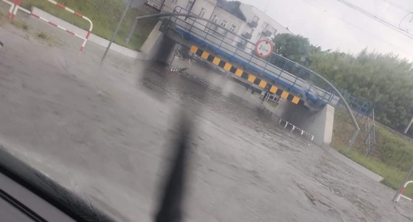 Na zdjęciu zalany przejazd pod mostkiem kolejowym, fot. Facebook/Patryk Pietkiewicz 