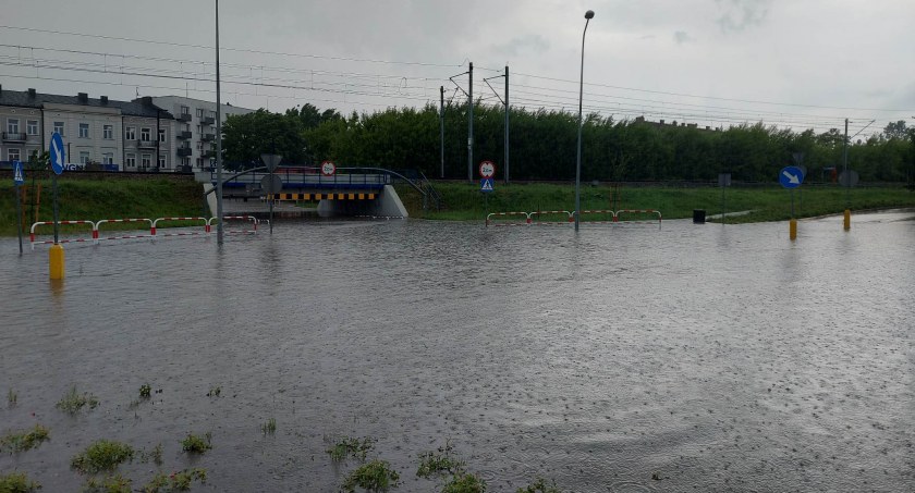 Na zdjęciu zalany mostek, fot. Czytelnik 