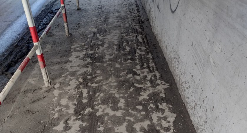 Na zdjęciu błoto pod mostkiem, fot. Czytelnik 