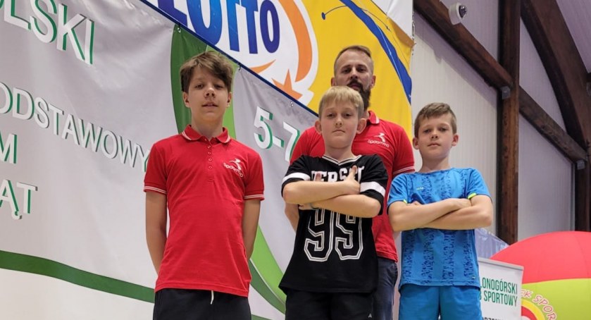 Na zdjęciu tenisowa drużyna PSP nr 7 fot. Facebook/PSP nr 7