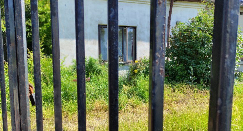 Na zdjęciu zaniedbany dom przy SpacerowejJanusz Kucharski jk@radomszczanska.pl  Takie informacje wywołują ogromne emocje, zwłaszcza wśród rodziców. W komentarzach wielu daje im upust, pisze, co należałoby zrobić  takiej matce. Nie są to miłe rzeczy. Jak informowały radomszczańskie media młodszy aspi