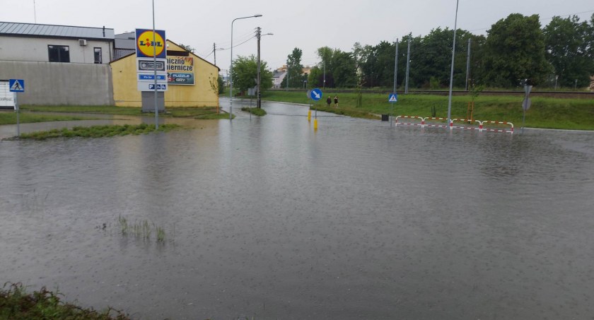 Na zdjęciu zalane rondo przy Era Parku, fot. Czytelnik